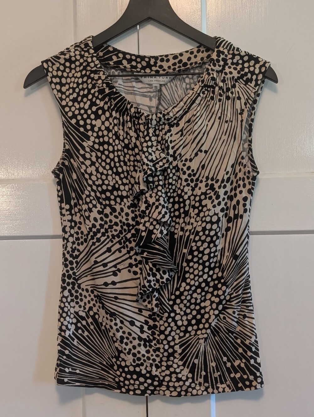 Trina Turk Los Angeles Sleeveless Ruffle Neck Rayon Blouse Small Black Tan Print